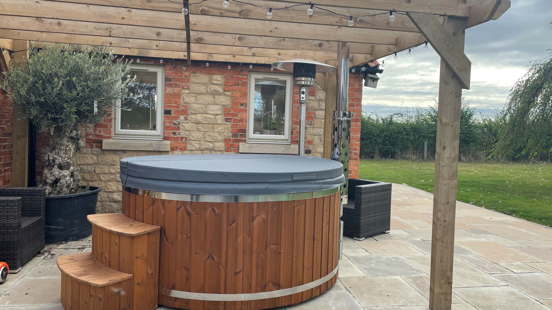 Amber Hot Tubs - British Made Hot Tubs, Saunas and Ice Baths banner image